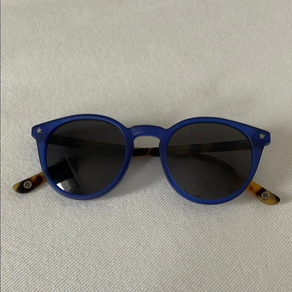 Muse San Marino Kids Color blue tortoise. Size 44 19 135 for 6 to 10 years old .
